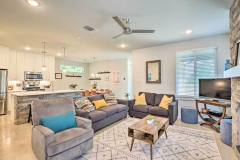 Living Room | Flat-Screen Cable TV | Seasonal Gas Fireplace | Central A/C & Heat