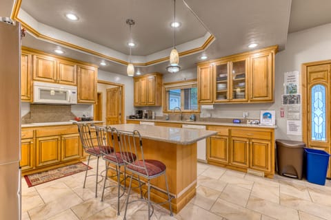 Extra seating for 3 at the kitchen island.
