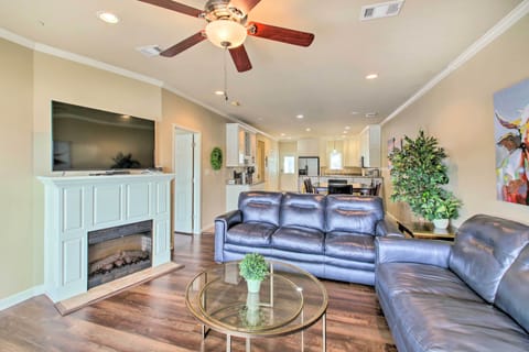 Living Room | Free WiFi (100+ Mbps) | Smart TV | Fireplace