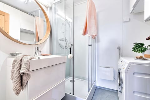 Bathroom | Shower, towels, soap, shampoo