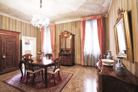 Comfort frescoed apartment at Rialto Condo in San Marco