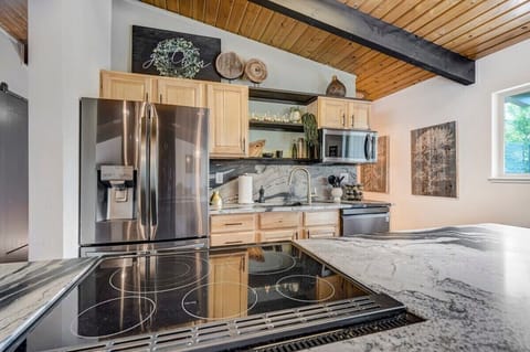 We have a fully equipped kitchen for you to enjoy during your stay! Fully stocked with everything you need.