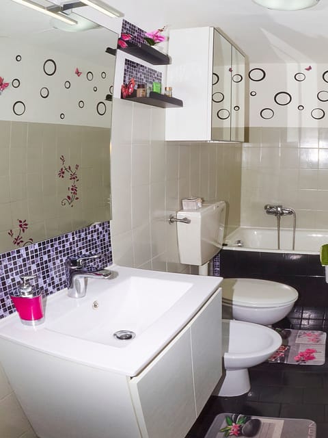 Combined shower/tub, hair dryer, towels, soap