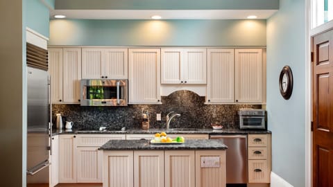 Large center island ensure's your chef has plenty of prep space...