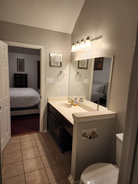 Combined shower/tub, jetted tub, hair dryer, towels