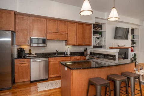 Fully Stocked Kitchen! Space for 7 People to sit!