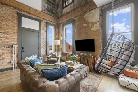 The Loft | Living Room w/ Smart TV & Desk (2 Story)