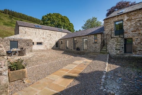 Williamston Cowshed - courtyard and outside seating area