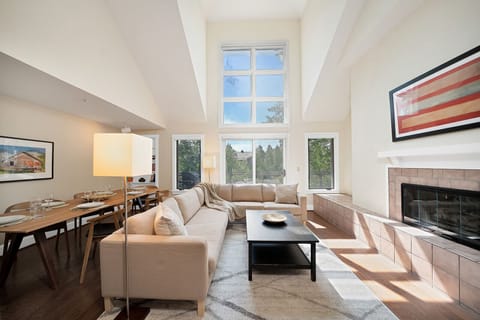 Living Room - Blue Mesa 4 A True Ski Hike Bike Dine Enjoy In and - Spacious living room with 14' vaulted ceilings, private outdoor patio with gas bbq, large sectional sofa, gas fireplace and 47" flat screen tv. - Blue Mesa 4 A True Ski Hike Bike Dine Enjoy In and Out Condo - Vivid Vacation Rentals Telluride