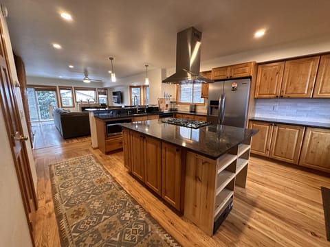 Private kitchen | Fridge, microwave, oven, stovetop