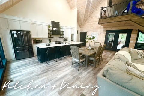 Gather in this fully stocked chef’s kitchen.