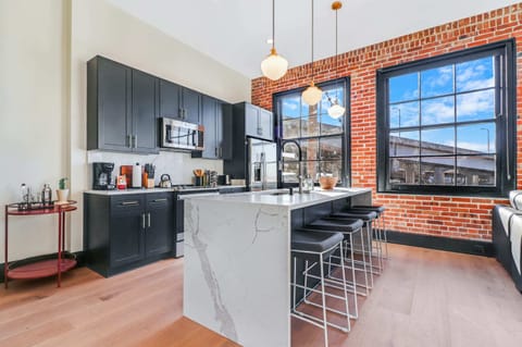 Fridge, stovetop, dishwasher, coffee/tea maker