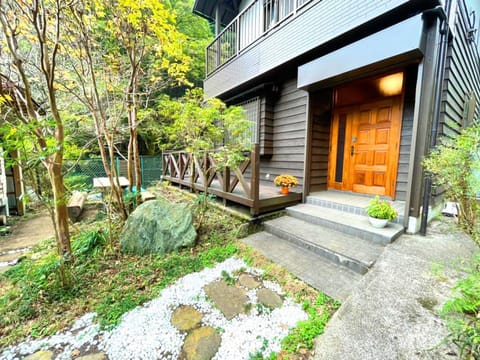 Hanno Terrace In Blossom Whispering Birds Creek - Hanno Terrace / Hanno Saitama House in Saitama Prefecture