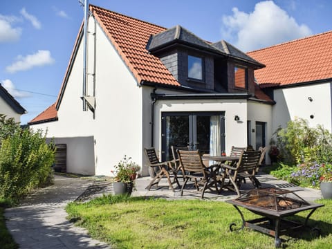 Sitting-out-area | Fieldview - Blinkbonny Cottages, Auchtermuchty