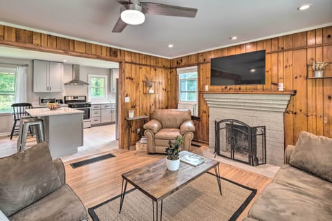 Living Room | Smart TV w/ Cable | Free WiFi | Central A/C