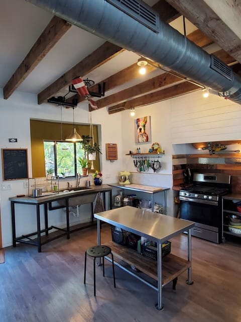 Well-equipped kitchen with gas stove, microwave and air-fryer