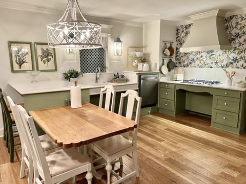 Fully accessible Kitchen: roll-under sink, stove, oven and table,