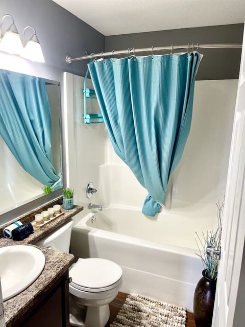 Combined shower/tub, rainfall showerhead, hair dryer, towels