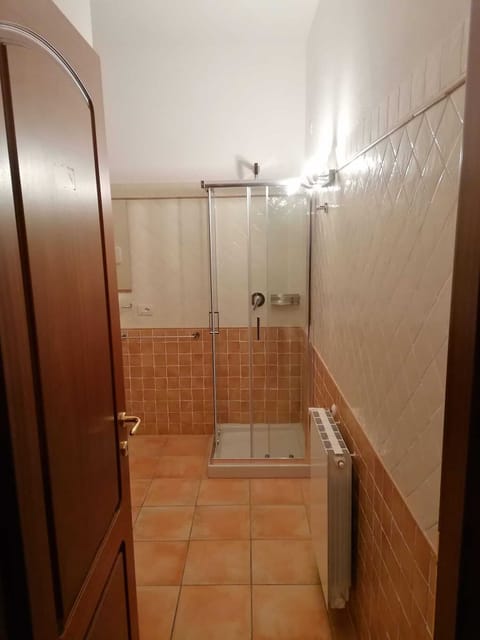 Combined shower/tub, hair dryer, bidet, towels