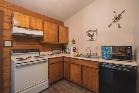 Fridge, oven, stovetop, coffee/tea maker