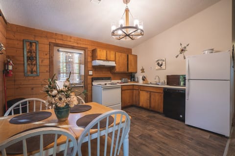 Fridge, oven, stovetop, coffee/tea maker