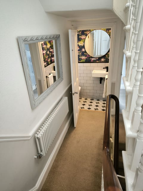 Combined shower/tub, hair dryer, towels