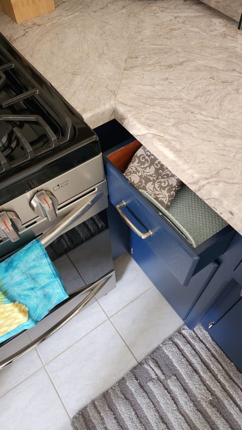 Drawer next to oven with oven mitts!