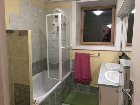 Combined shower/tub, jetted tub, hair dryer, soap