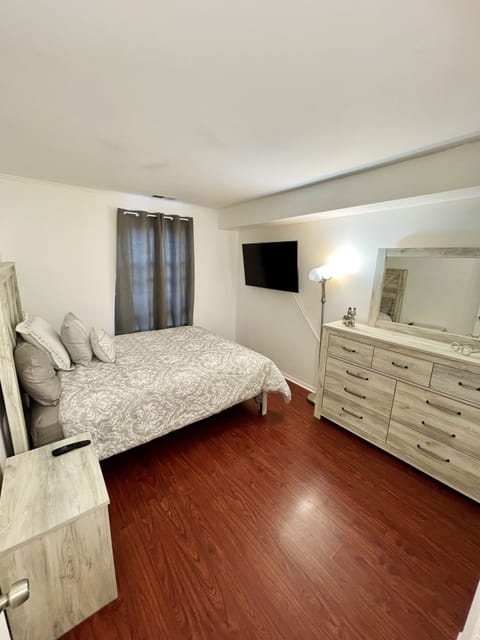Master Bedroom Featuring A 50in Smart TV, Luxury Queen Bed & Full Walk In Closet