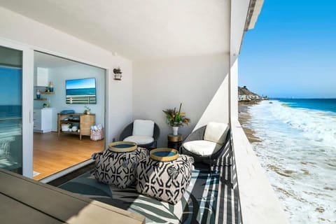 Experience the best of Malibu with a private balcony, where ocean breezes and breathtaking views create the perfect setting for relaxation. Whether you`re sipping your morning coffee, enjoying a sunset cocktail, or simply soaking in the coastal ambiance, 