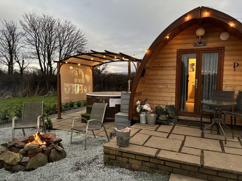 Glamping Pod and Cinema in the Tub