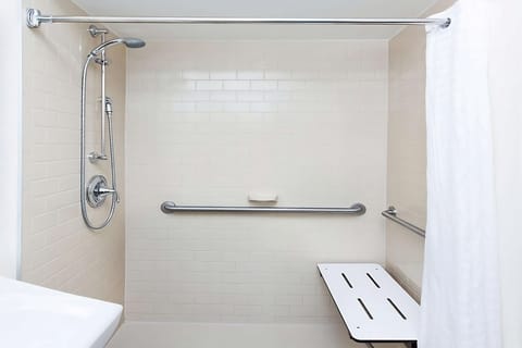 Combined shower/tub, hair dryer, towels