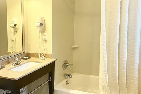 Combined shower/tub, hair dryer, towels