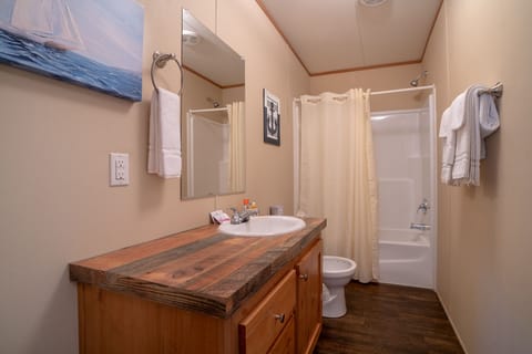 Combined shower/tub, towels, soap, toilet paper