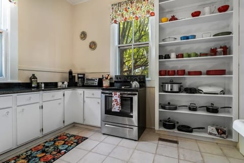 Full-size fridge, microwave, oven, stovetop