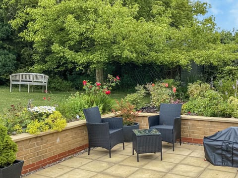 Sitting-out-area | Tanglemere, Broadway