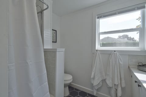 Combined shower/tub, hair dryer, towels