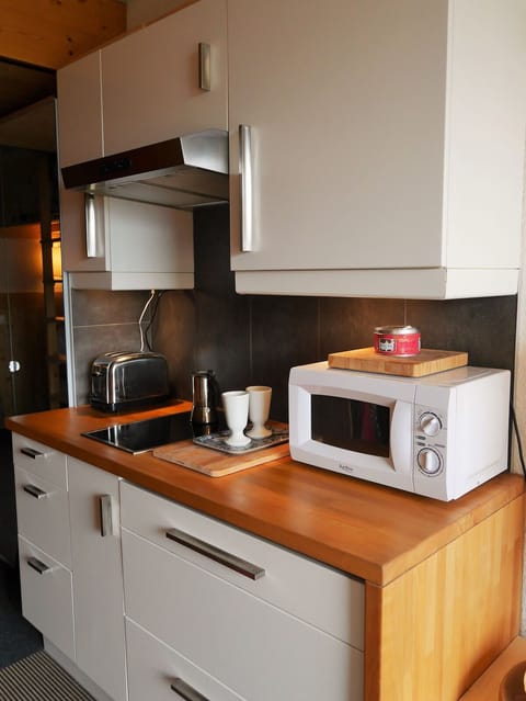 Fridge, microwave, oven, coffee/tea maker