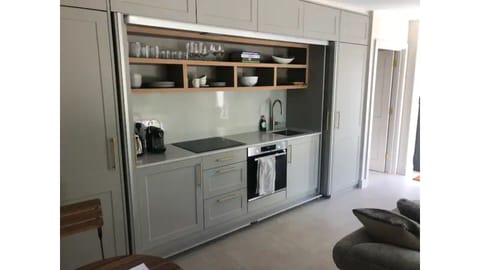 Fridge, oven, stovetop, coffee/tea maker