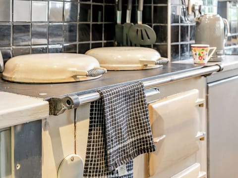 Kitchen | Pistyll Bach - Eco Retreats, Capel Isaac