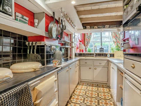 Kitchen | Pistyll Bach - Eco Retreats, Capel Isaac