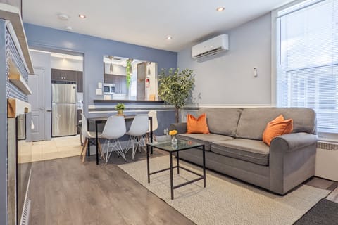 Cheerful & cozy downtown 2bdr with free parking House in Windsor