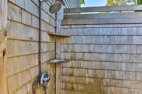 Combined shower/tub