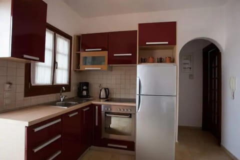 Fridge, oven, coffee/tea maker, cookware/dishes/utensils