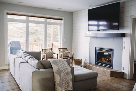 Smart TV, fireplace