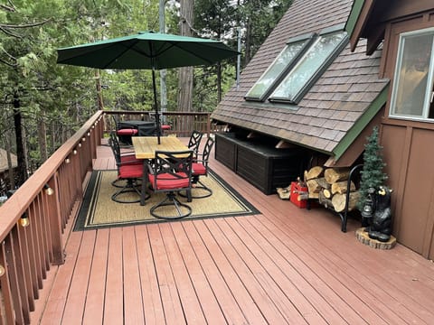 Side Deck with outdoor table seating for 6