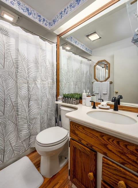 Bathroom | Combined shower/tub, hair dryer, bathrobes, towels