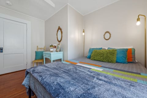2 Queen Bedrooms with 10” Dreamer Memory Foam Mattresses!