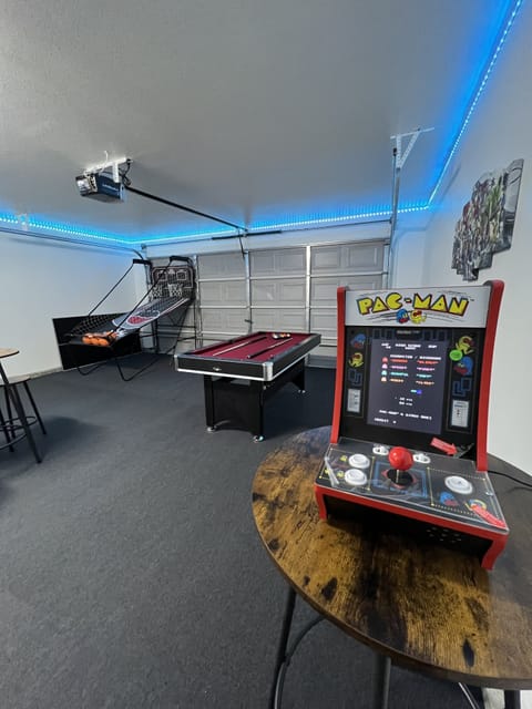 Gameroom- Pool table, ping pong, arcade game, basketball, game console, Smart tv