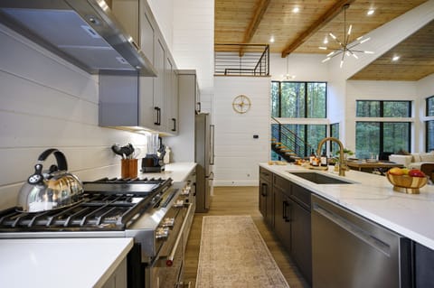 Gas range for serious cooks